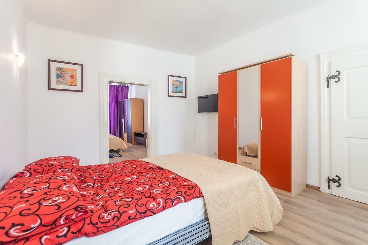 Kostas Apartments Брашов Экстерьер фото