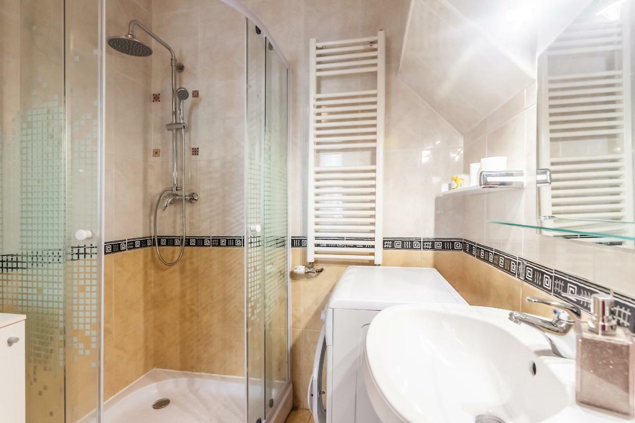 Kostas Apartments Брашов Экстерьер фото